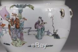 19th century, A beautiful famille rose chinese porcelain tureen and cover