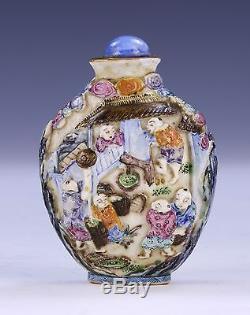 A Chinese Antique Famille Rose Porcelain Snuff Bottle