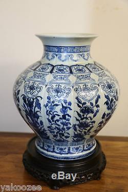 A Chinese Porcelain Vase #20150076