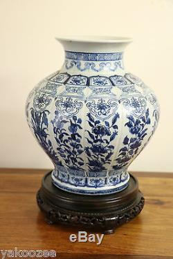 A Chinese Porcelain Vase #20150076
