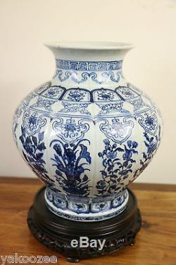 A Chinese Porcelain Vase #20150076