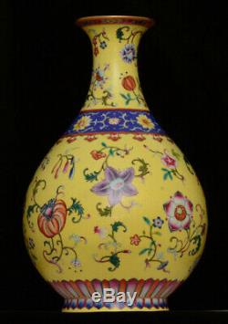 A conterporary copy of Chinese porcelain vase from 18th century, good quality