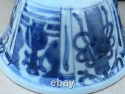 A pair of antique Chinese Ming dynasty Kraak bowls, 16 or 17th century