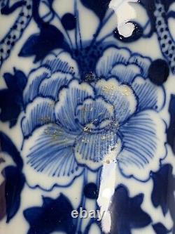 Antique Chinese Blue and White Vase, Kangxi Mark, Qing Dynasty (1644-1911)