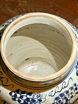 Antique Chinese Qing Dynasty Blue/White Porcelain/Ceramic General Jar witht Lid