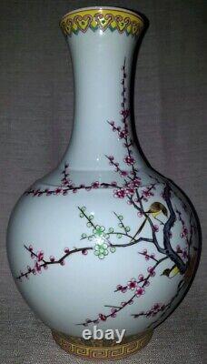 Antique Chinese porcelain beautiful vase Qianlong Mark