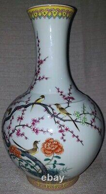 Antique Chinese porcelain beautiful vase Qianlong Mark