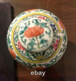 Antique chinese Qing dynasty porcelain pot