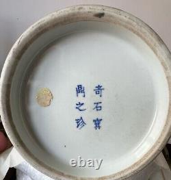 Antique chinese famille rose porcelain vase. Qing Dynasty