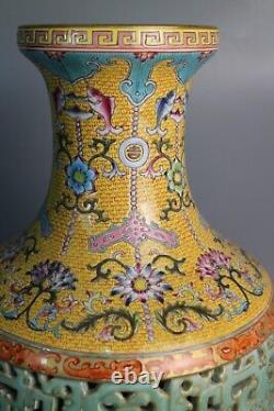 Beautiful Chinese famille rose porcelain vase