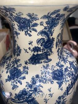 Big Chinese Republic. Decorative Vase. Hand Painted! Marks indicate 1912 to 1949