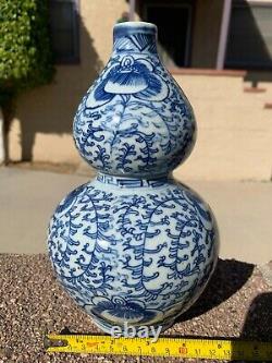 Chinese Antique Blue And White Porcelain Gourd Vase with Flowers