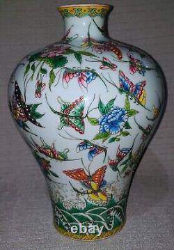Chinese Antique porcelain vase Qianlong mark