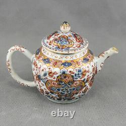 Chinese Porcelain Teapot, Kangxi Period, Imari Decoration, 17th / 18th century