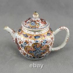 Chinese Porcelain Teapot, Kangxi Period, Imari Decoration, 17th / 18th century