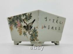 Fine Chinese Famille Rose Porcelain Pen Holder
