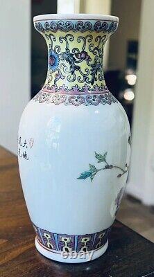 Vintage 1960s Chinese Porcelain Vase, 6 1/2 tall