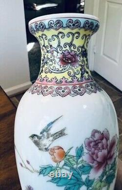 Vintage 1960s Chinese Porcelain Vase, 6 1/2 tall