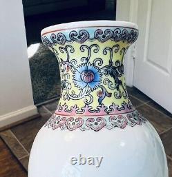 Vintage 1960s Chinese Porcelain Vase, 6 1/2 tall