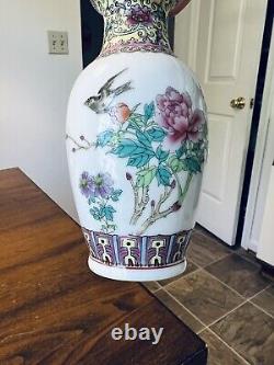 Vintage 1960s Chinese Porcelain Vase, 6 1/2 tall