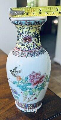 Vintage 1960s Chinese Porcelain Vase, 6 1/2 tall